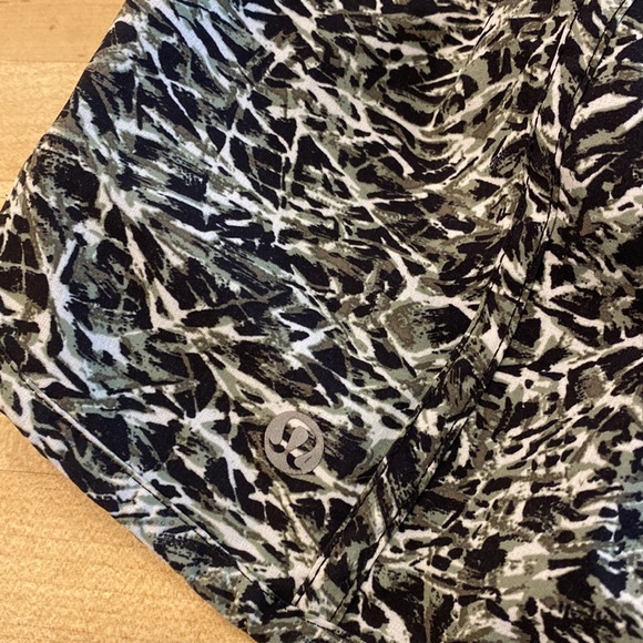 Lululemon 3.5” HR Tracker Shorts - Picture 4 of 6